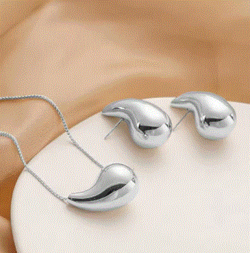Timeless Vintage Pendant Set – Elegant Retro Jewelry for Women